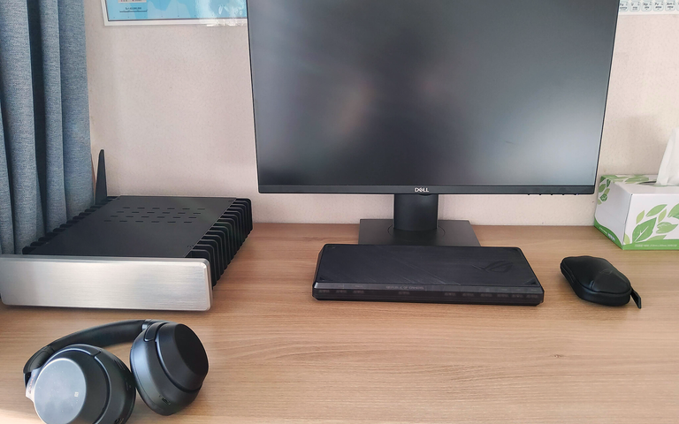 Desk with HDPLEX H1