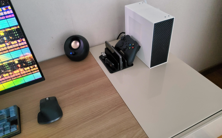 Desk with L5